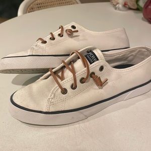 Size 7 white and navy sperrys- no tie